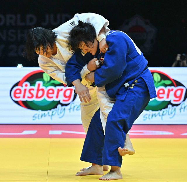 18일 헝가리 부다페스트에서 열린 2025 국제유도연맹(IJF) 세계선수권대회 여자 +78㎏급 결승전서 김하윤(안산시청왼쪽)이 아라이 마오를 상대로 공격을 펼치고 있다.AFP=연합뉴스