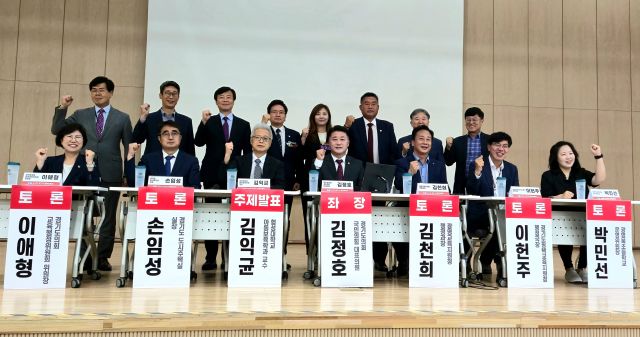 20일 광명시 광명동초등학교에서 열린 ‘2025 경기도 정책토론회’에서 김정호 경기도의회 국민의힘 대표의원(광명1) 등 참석자들이 기념촬영을 하고 있다. 이번 토론은 ‘3기 신도시 자족발전’을 주제로 진행됐다. 이진기자