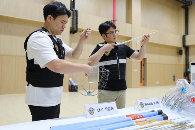 인천해양경철서 소속 경찰관이 압수한 불법어구를 살펴보고 있다. 인천해양경찰서 제공