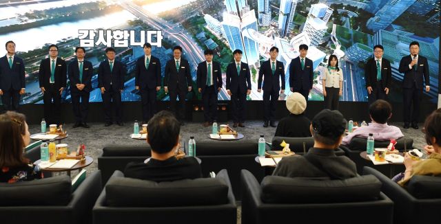 용산정비창 전면1구역 홍보관에서 인사하는 포스코이앤씨 직원들. 포스코이앤씨