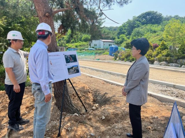18일 용인시 기흥구 마북동 단국대 죽전캠퍼스 후문 도시계획도로 공사현장을 찾은 오선희 기흥구청장(오른쪽)이 진행 상황을 확인하고 있다. 용인특례시 제공