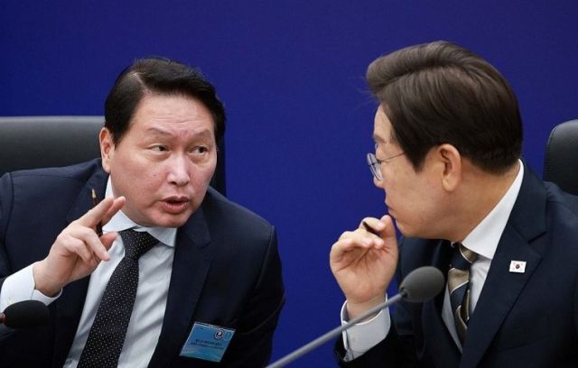 대화하는 이재명 대통령과 최태원 SK 회장. 연합뉴스