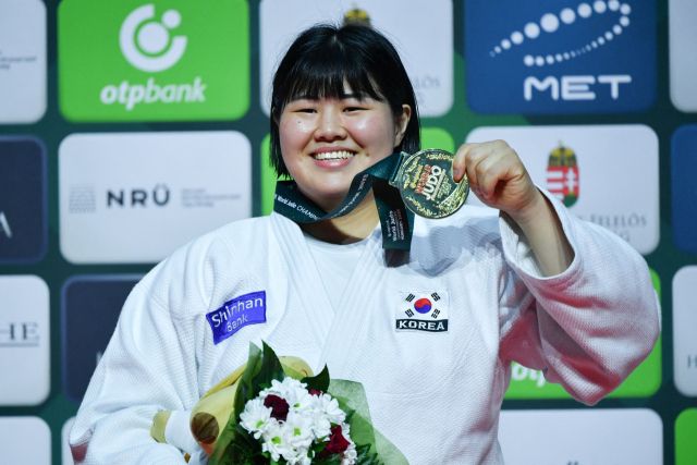 2025 국제유도연맹(IJF) 세계선수권대회 여자 +78㎏급서 한국 여자선수로는 34년 만에 최중량급 정상에 오른 김하윤(안산시청)이 금메달을 자랑스럽게 들어보이며 활짝 웃고 있다.AFP=연합뉴스