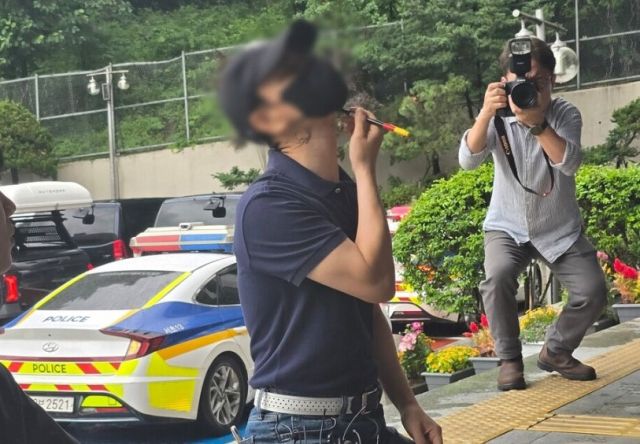 20일 서울 서초경찰서 앞에서 가해자 최씨의 범행 과정을 재연 중인 피해자 부친 A씨. 연합뉴스