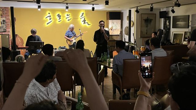 지난 20일 오후 인천 중구 버텀라인에서 열린 인천펜타포트 라이브 클럽에서 관객들이 신촌블루스의 공연에 호응하고 있다. 노재영기자