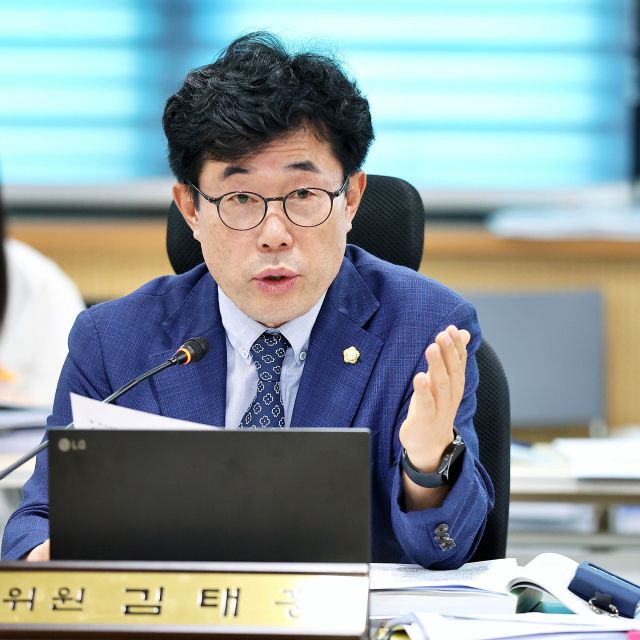 의왕시의회 김태흥 부의장이 행정사무감사에서 발언하고 있다. 의왕시의회 제공