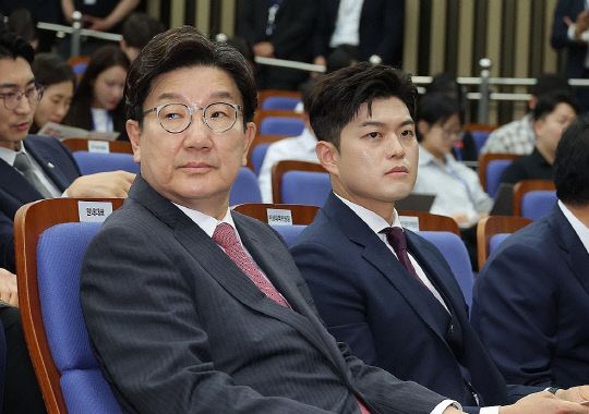 국민의힘 권성동 원내대표와 김용태 비상대책위원장이 16일 서울 여의도 국회에서 열린 원내대표 선출 선거 의원총회에 참석해 있다. 연합뉴스