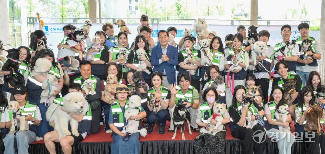 21일 오전 수원특례시 정자동 복합문화공간 111CM에서 열린 '2025 수원시 반려견순찰대 발대식'에서 이재준 수원특례시장, 이재식 수원특례시의회 의장 등 내빈과 순찰대원들이 기념촬영을 하고 있다. 지난해 10월 장안구에서 시범 운영을 시작한 ‘반려견 순찰대’는 반려인과 반려견이 함께 산책하며 실종자·주취자 등 위험에 빠진 사람, 펜스 파손·배수로 막힘 등 위험 상황을 발견하면 신고한다. 올해는 2025년에는 수원시 관내 4개 구로 확대해 운영한다. 올해는 179개 팀 의 순찰대원들이 순찰을 벌일 예정이다. 윤원규기자.