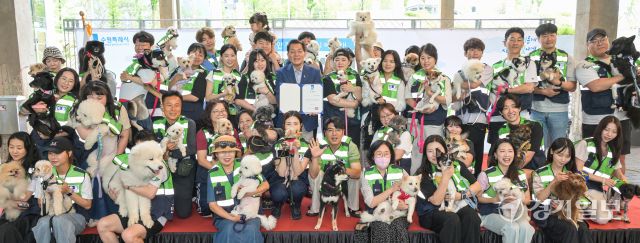 21일 오전 수원특례시 정자동 복합문화공간 111CM에서 열린 '2025 수원시 반려견순찰대 발대식'에서 이재준 수원특례시장, 이재식 수원특례시의회 의장 등 내빈과 순찰대원들이 기념촬영을 하고 있다. 지난해 10월 장안구에서 시범 운영을 시작한 ‘반려견 순찰대’는 반려인과 반려견이 함께 산책하며 실종자·주취자 등 위험에 빠진 사람, 펜스 파손·배수로 막힘 등 위험 상황을 발견하면 신고한다. 올해는 2025년에는 수원시 관내 4개 구로 확대해 운영한다. 올해는 179개 팀 의 순찰대원들이 순찰을 벌일 예정이다. 윤원규기자.