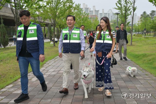 21일 오전 수원특례시 정자동 복합문화공간 111CM에서 열린 '2025 수원시 반려견순찰대 발대식'에서 이재준 수원특례시장과 순찰대원들이 시범 순찰을 돌고 있다.