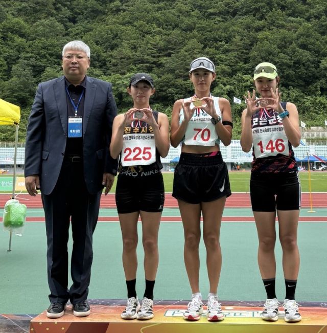 제79회 전국육상선수권대회 여자 20㎞ 경보에서 2개 대회 연속 금메달을 획득한 이세하(70번)가 2,3위 입상 선수들과 시상식 후 기념촬영을 하고 있다.경기도청 제공