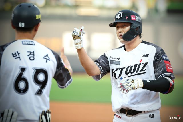 8회말 그림 같은 역전 2타점 적시타를 친 김상수.KT 위즈 제공