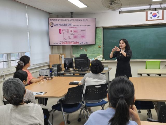 수원교육지원청이 20일 수원동신초등학교에서 ‘2025 하이러닝 활용 학부모 실행 연수’를 실시했다. 수원교육지원청 제공