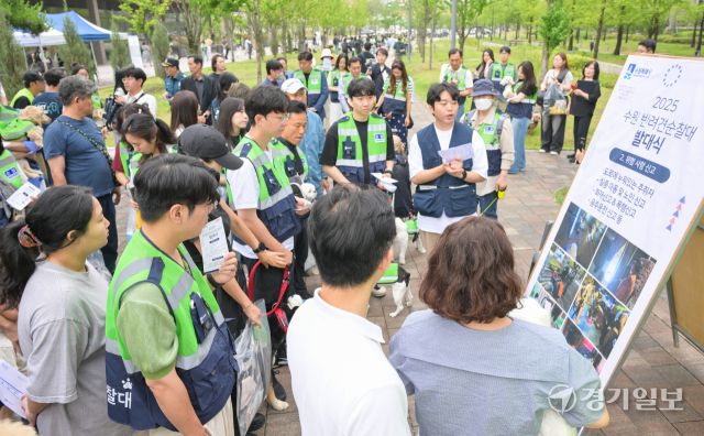 21일 오전 수원특례시 정자동 복합문화공간 111CM에서 열린 '2025 수원시 반려견순찰대 발대식'에서 순찰대원들이 신고 요령을 교육받고 있다.
