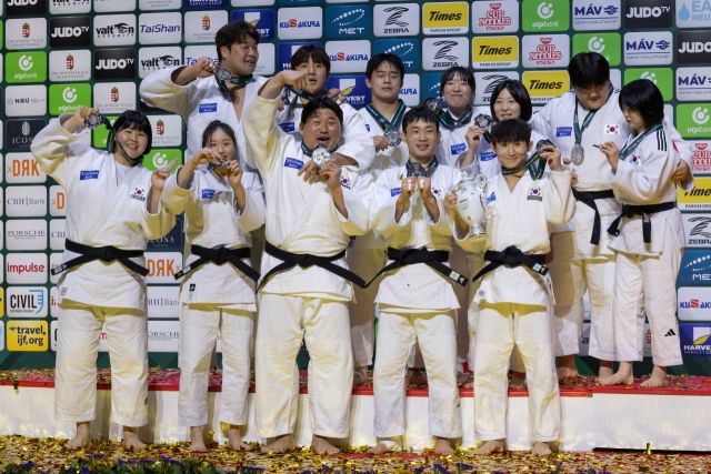 ‘2025 국제유도연맹(IJF) 세계유도선수권대회’ 혼성 단체전서 은메달을 획득한 한국 대표팀이 은메달을 목에 걸고 세리머니를 펼치고 있다.신화=연합뉴스