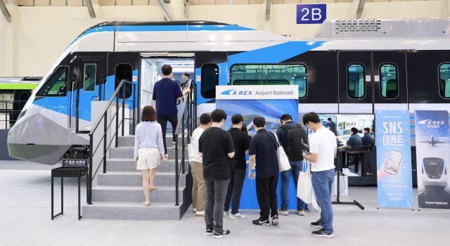공항철도㈜가 최근 부산 벡스코에서 열린 ‘2025 부산국제철도기술산업전’에 출품한 신규 전동차 실물을 방문객들이 둘러보고 있다. 공항철도 제공