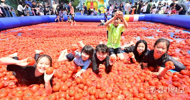 거리에서 토마토 향이 가득한 토마토 거리 축제 [포토뉴스]