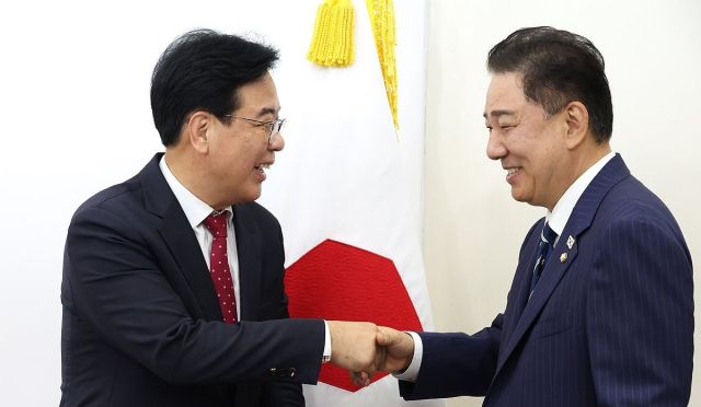 더불어민주당 김병기 당 대표 직무대행 겸 원내대표(오른쪽)가 17일 서울 여의도 국회에서 국민의힘 송언석 원내대표를 예방해 악수하고 있다. 연합뉴스