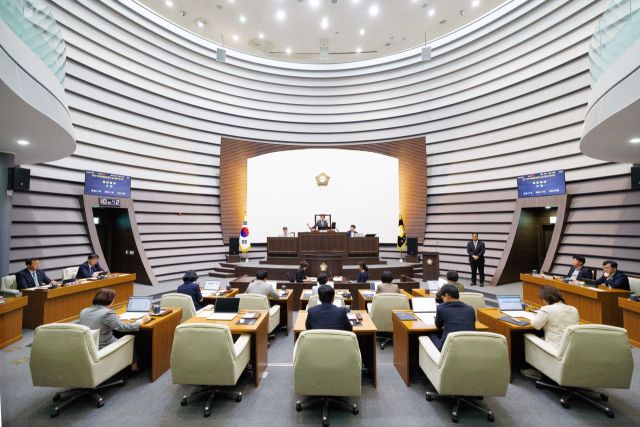 광주시의회가 19일간의 일정으로 진행한 제317회 제1차 정례회를 지난 20일 제3차 본회의를 끝으로 마무리했다. 이번 정례회에서는 2025년도 행정사무감사 결과보고서 승인, 2024회계연도 결산 승인, 각종 조례안 및 동의안 등 총 22건의 안건을 심의·의결했다. 광주시의회 제공