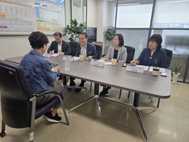 경기도 노인일자리지원센터가 지난달 신규 노인일자리 시범사업인 어르신 영어멘토(제니퍼 할머니, 톰 할아버지) 면접을 진행하고 있다. 경기도 노인일자리지원센터 제공