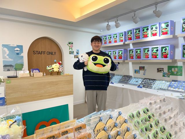 정현빈 로컬러 대표(28)가 자신이 만든 ‘수원이’ 굿즈 상품을 선보이고 있다. ‘로컬러’는 ‘로컬에 컬러를 더한다’는 의미를 담고 있다. 로컬러 제공