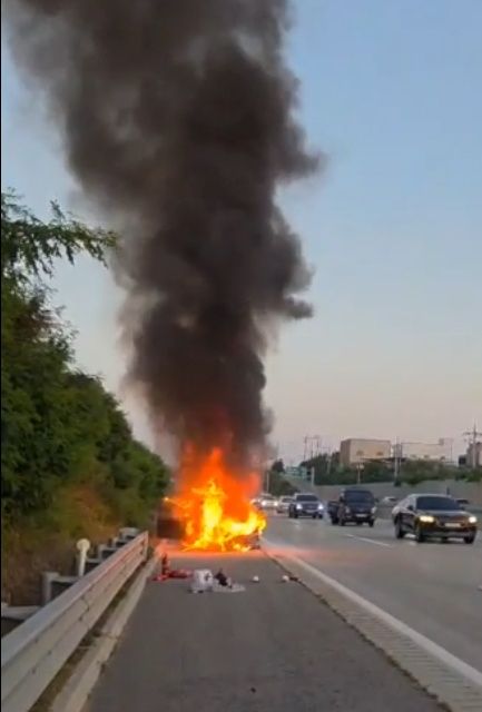 고양 서울문산고속도로 문산방향 사리현 나들목 승용차 화재현장. 연합뉴스