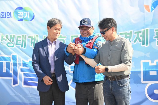 손을 맞잡은 최병천 제부리어촌계장(왼쪽부터),김명철 레저보트매니아 매니저(닉네임 준스파파),박종민 경기도 농수산생명과학국장.조주현기자