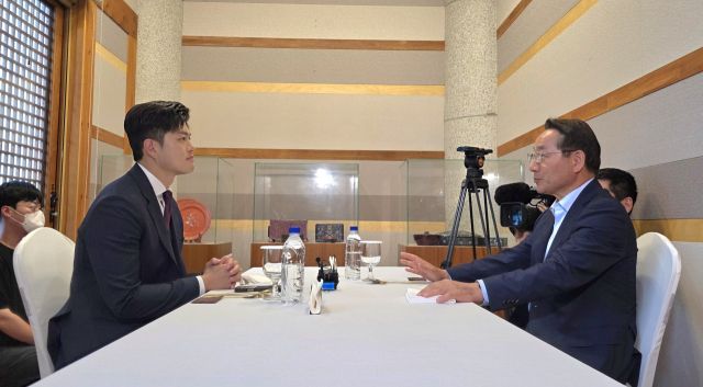 22일 인천 연수구 경원재 앰배서더 호텔에서 유정복 인천시장(오른쪽)과 국민의힘 김용태 비상대책위원장이 만찬 자리를 가지고 있다. 장민재 기자