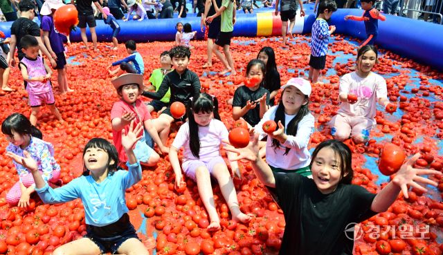 거리에서 토마토 향이 가득한 토마토 거리 축제 [포토뉴스]