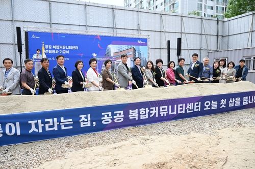 지난 20일 안산시 단원구 고잔동 에서 열린 ‘공공 복합커뮤니티센터 기공식’에서 이민근 시장이 참석자들과 시삽을 하고 있다. 안산시 제공