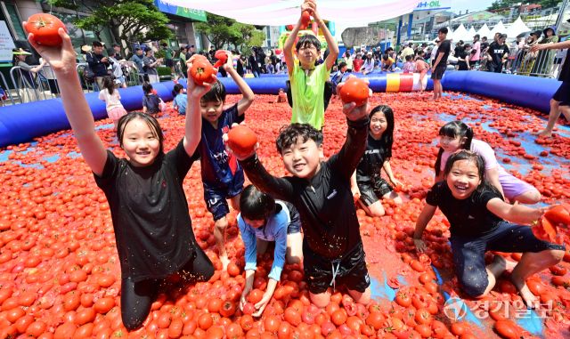거리에서 토마토 향이 가득한 토마토 거리 축제 [포토뉴스]