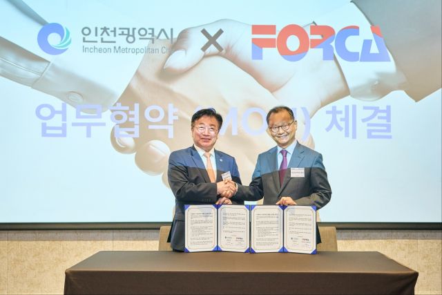 윤원석 인천경제자유구역청장(왼쪽)이 최근 서영훈 한국외국기업협회 회장과 글로벌 선도기업의 인천 투자를 확대하기 위한 상호협력 업무협약을 한 뒤 기념사진을 촬영하고 있다. 인천시 제공