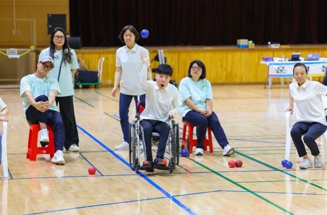 제7회 경기도어울림체육대회 보치아 경기에서 장애인과 비장애인이 어울려 경기를 펼치고 있다.경기도장애인체육회 제공