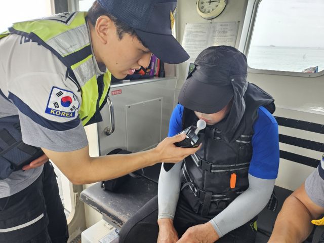 평택해양경찰서 해양경찰관이 음주 측정을 하고 있다. 평택해양경찰서 제공