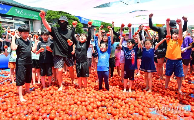 거리에서 토마토 향이 가득한 토마토 거리 축제 [포토뉴스]