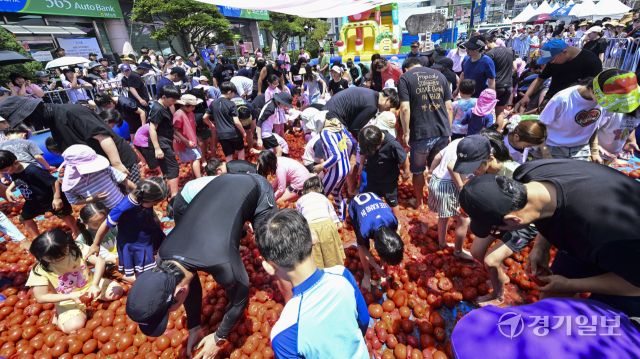 거리에서 토마토 향이 가득한 토마토 거리 축제 [포토뉴스]