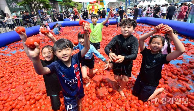 거리에서 토마토 향이 가득한 토마토 거리 축제 [포토뉴스]