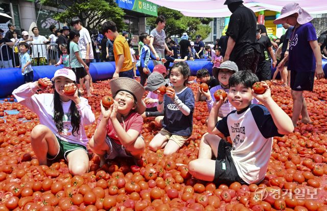 거리에서 토마토 향이 가득한 토마토 거리 축제 [포토뉴스]
