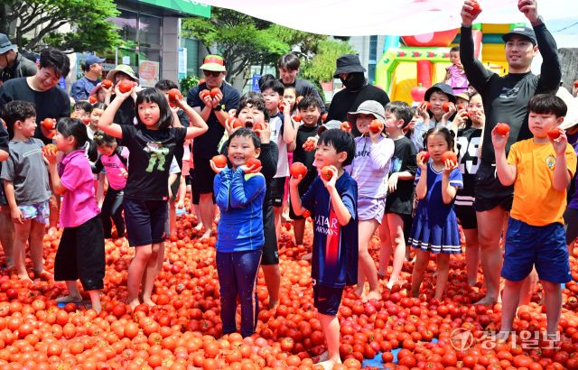 거리에서 토마토 향이 가득한 토마토 거리 축제 [포토뉴스]
