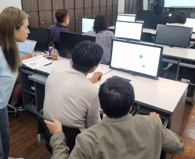 대진대학교에서 포천시 일자리경제과와 함께 운영 중인 『2025 상반기 e커머스(네이버 스마트플레이스) 역량강화 교육과정을 진행중이다. 대진대학교제공.