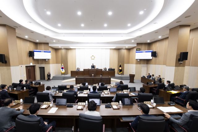 김포시의회는 제259회 정례회 제2차 본회의를 열어 2025년 제2회 추가경정예산안 및 추경 기금운용계획 변경안을 처리했다. 김포시의회 제공