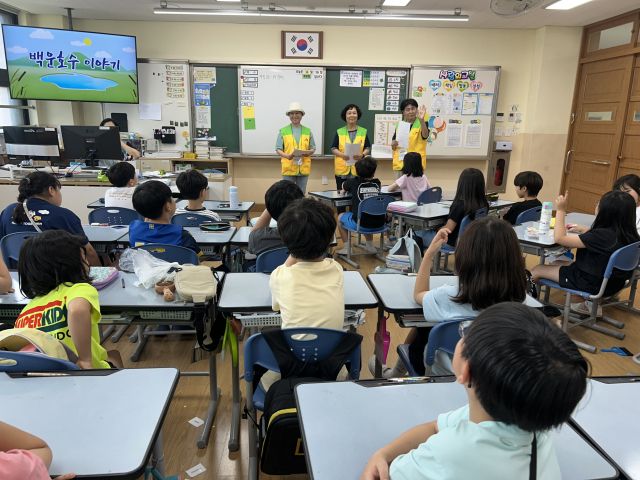 의왕시 사랑채노인복지관이 초등학생과 어르신이 소통하는 세대통합 프로그램 ‘우리마을 할머니 이야기’를 진행하고 있다. 의왕시사랑채노인복지관 제공