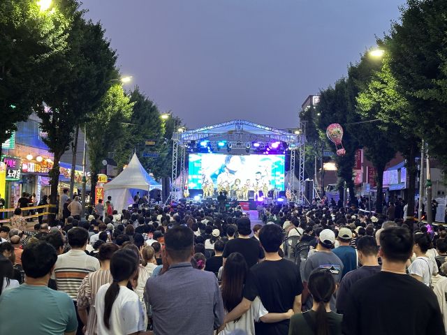 지난21일 오후 평택 팽성을 안정로 일원에서 열린 ‘한미 친선 한마음 축제’에서 시민들이 공연을 즐기고 있다. 평택시 제공