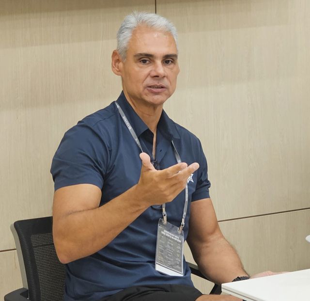 레오나르도 아폰소 의정부 KB손해보험 감독이 23일 열린 기자 간담회에서 비시즌 준비 상황에 대해 설명하고 있다. 임창만기자