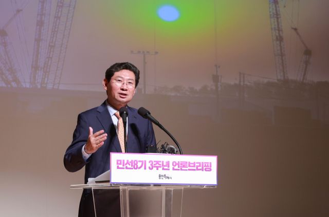 23일 오전 용인시청 에이스홀에서 열린 민선 8기 3주년 언론브리핑에서 이상일 시장이 광역시급 발전을 위한 비전을 설명하고 있다. 용인특례시 제공