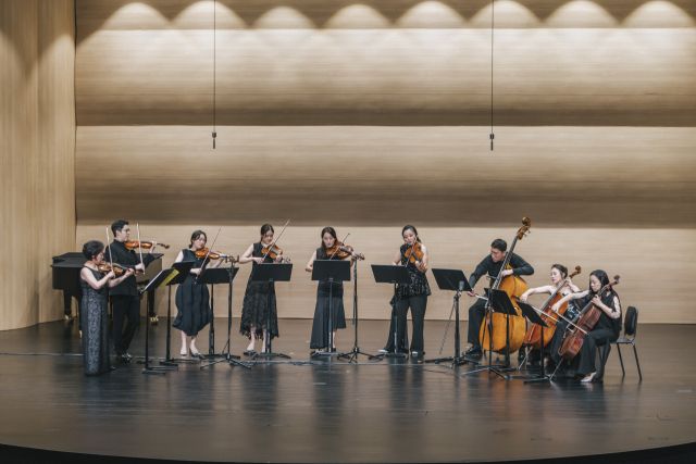 바이올린의 김현미 겸 예술감독(왼쪽 첫 번째)·김덕우, 비올라의 이한나, 첼로의 주연선, 더블베이스의 박상현 등이 머스토넨의 9중주 제2번을 국내 초연으로 선보이고 있다. 평택시문화재단 제공