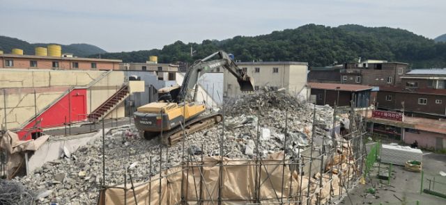 파주시가 연풍리 성매매집결지(용주골)폐쇄에 나선 가운데 규모가 가장 큰 성매매업소 1동에 대한 철거가 진행 중이다. 파주시 제공