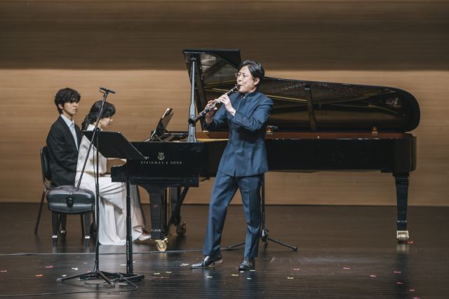 ‘2025 평택 실내악 축제’에서 피아노의 오윤주(왼쪽)와 클라리넷의 채재일(가운데)이 ‘베르디 리골레토 주제에 의한 협주 환상곡’을 연주하고 있다. 평택시문화재단 제공