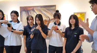 계산여자중학교 학생들이 온빛갤러리에서 하연우 작가 업사이클링 작업을 직접 손으로 체험하고 있다. 계산여자중학교 제공