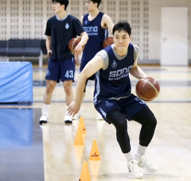 고양 소노는 손창환 신임 감독 체제 아래 비시즌부터 데이터와 소통 기반의 시스템 훈련을 도입해 강도 높은 체력훈련과 전술 실험을 이어가고 있다. 소노 구단 제공